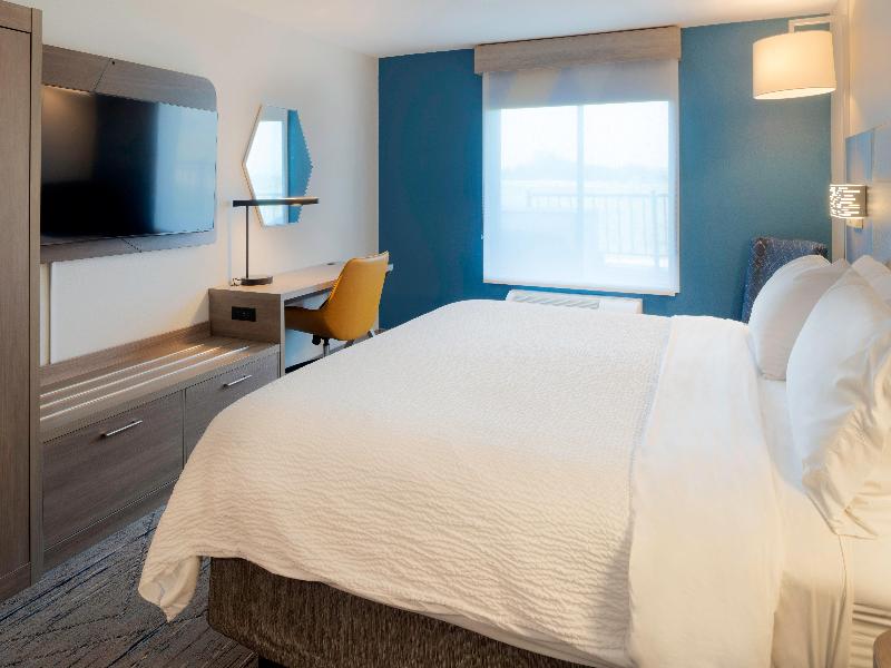 Holiday Inn Express & Suites Fort Atkinson By IHG image