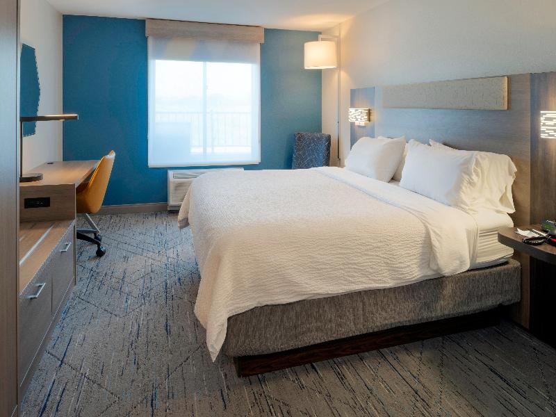 Holiday Inn Express & Suites Fort Atkinson By IHG image