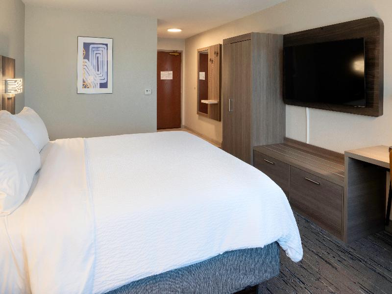 Holiday Inn Express & Suites Fort Atkinson By IHG image