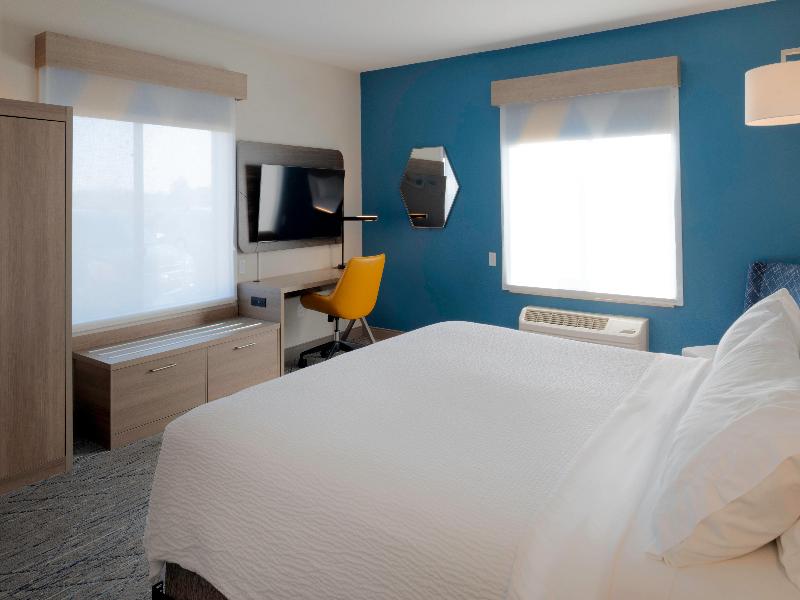 Holiday Inn Express & Suites Fort Atkinson By IHG image