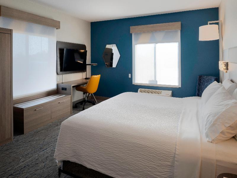 Holiday Inn Express & Suites Fort Atkinson By IHG image