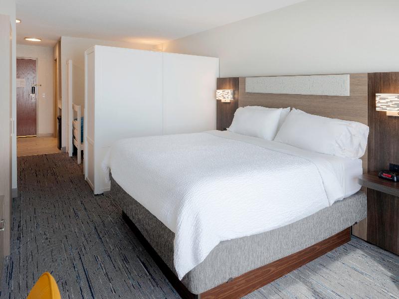 Holiday Inn Express & Suites Fort Atkinson By IHG image