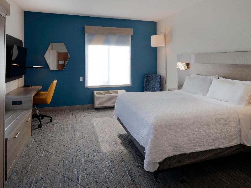 Holiday Inn Express & Suites Fort Atkinson By IHG image