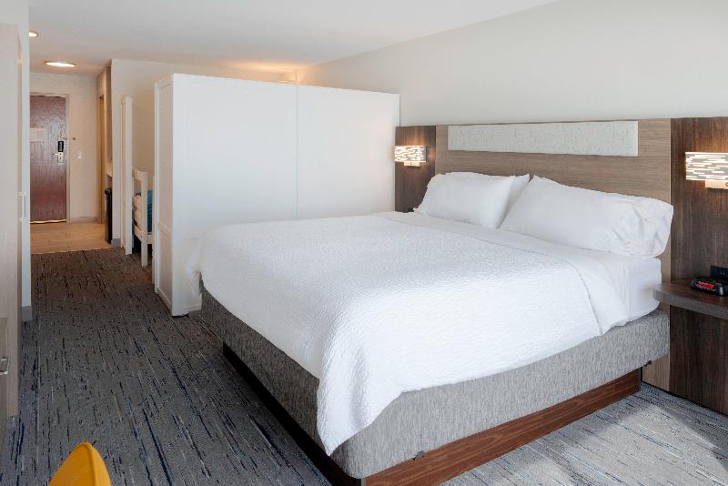 Holiday Inn Express & Suites Fort Atkinson By IHG image