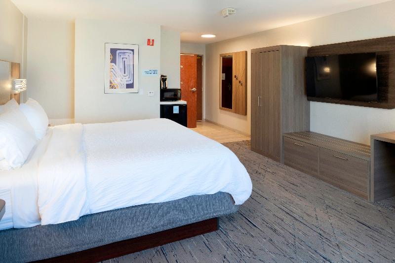 Holiday Inn Express & Suites Fort Atkinson By IHG image