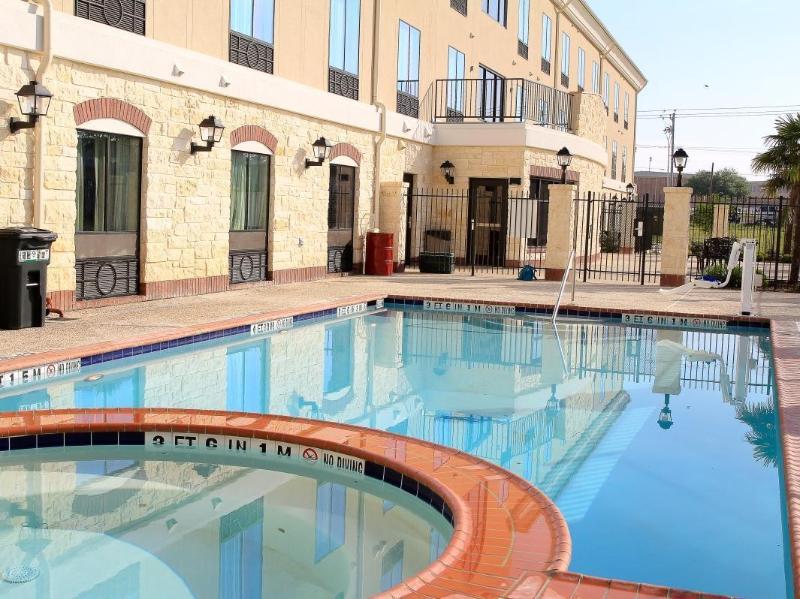 Holiday Inn Express and Suites Floresville