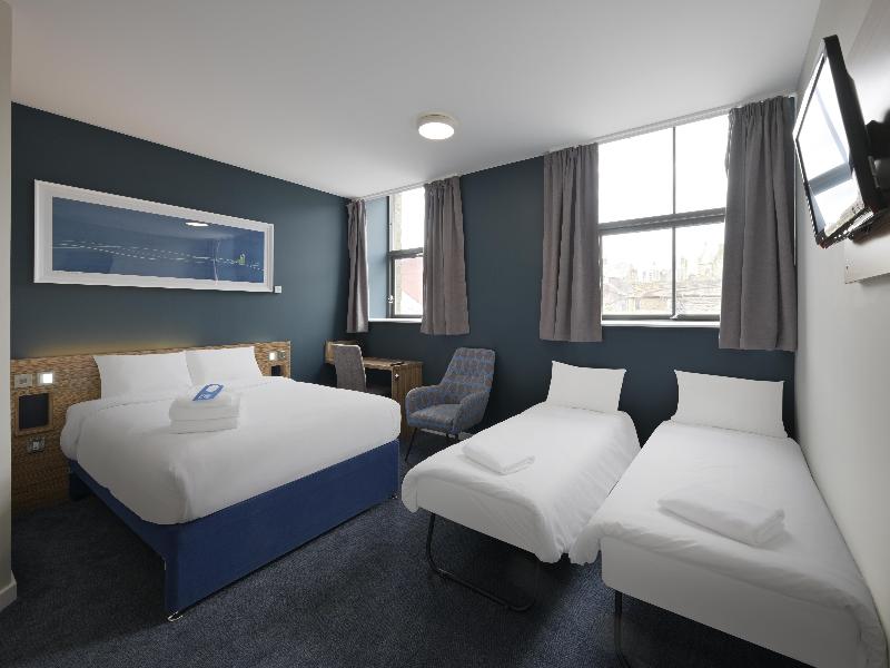 Travelodge Glossop image