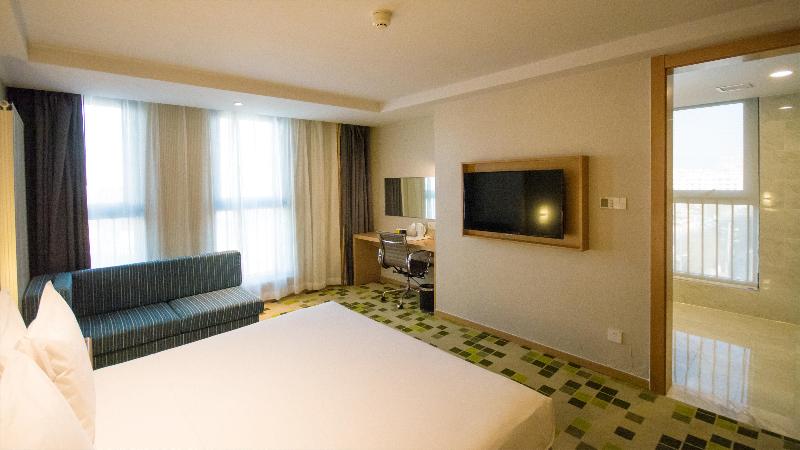 Holiday Inn Express Zhangjiakou Park View image