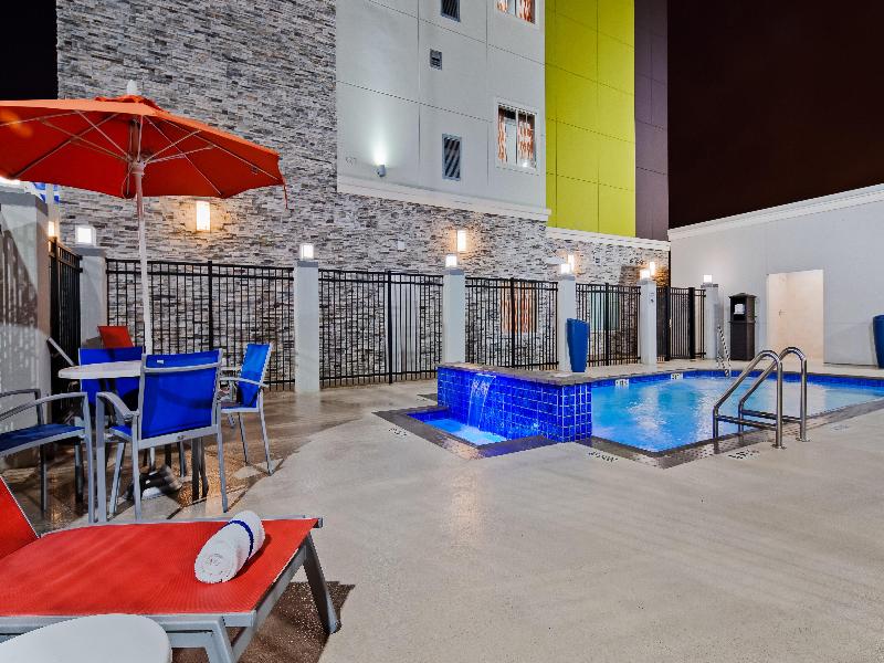 Holiday Inn Express & Suites Pasadena Houston image