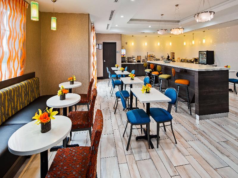 Holiday Inn Express & Suites Pasadena Houston image