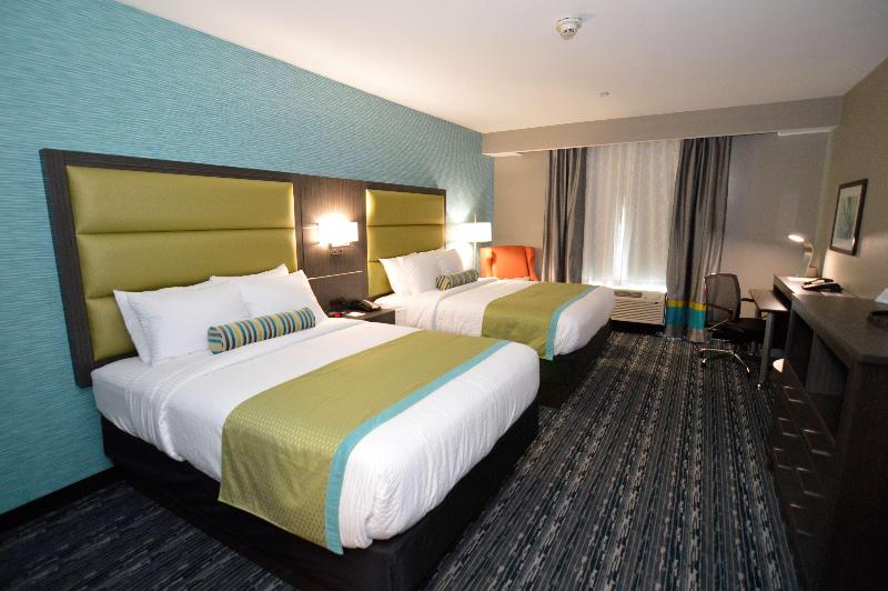 Holiday Inn Express & Suites Pasadena Houston image