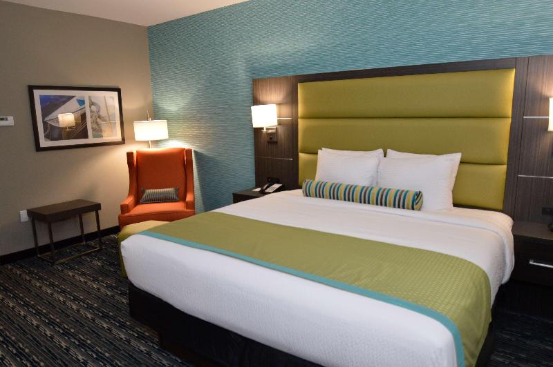 Holiday Inn Express & Suites Pasadena Houston image