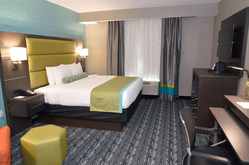 Holiday Inn Express & Suites Pasadena Houston image