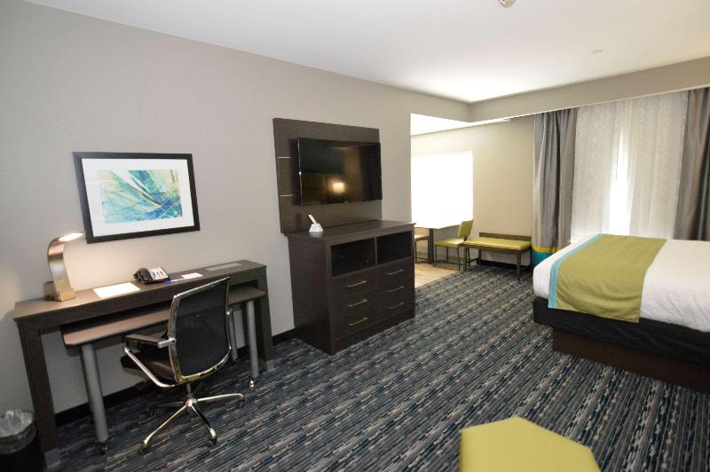 Holiday Inn Express & Suites Pasadena Houston image