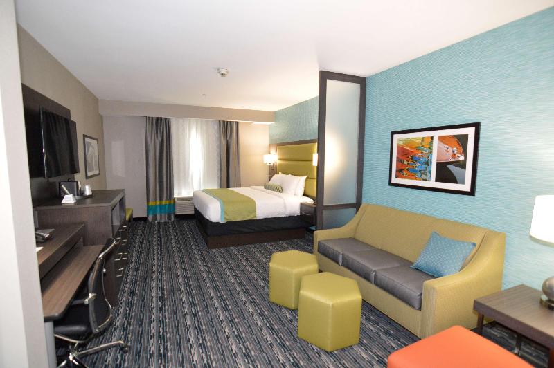 Holiday Inn Express & Suites Pasadena Houston image