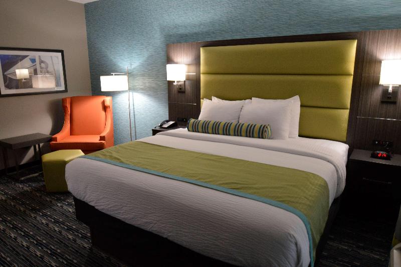 Holiday Inn Express & Suites Pasadena Houston image