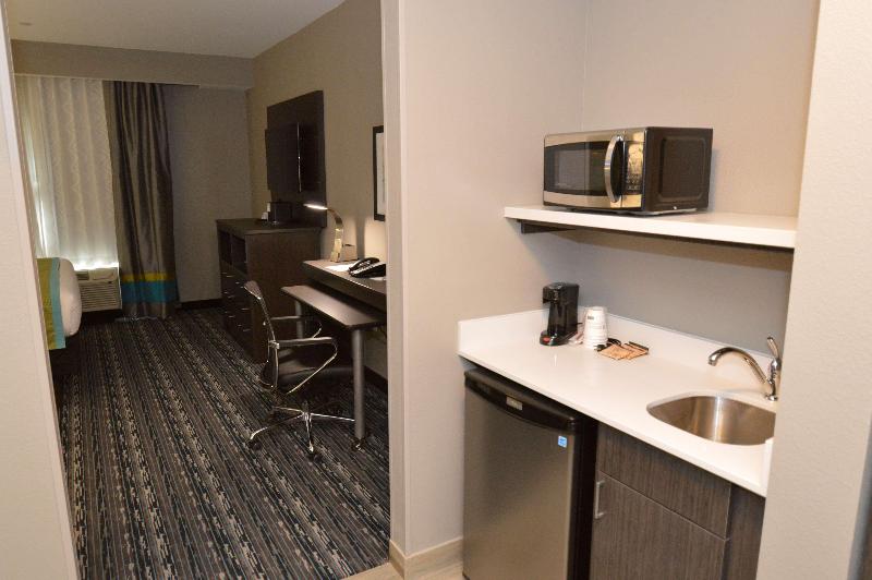 Holiday Inn Express & Suites Pasadena Houston image