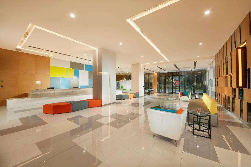 Holiday Inn Express Leshan City Square image