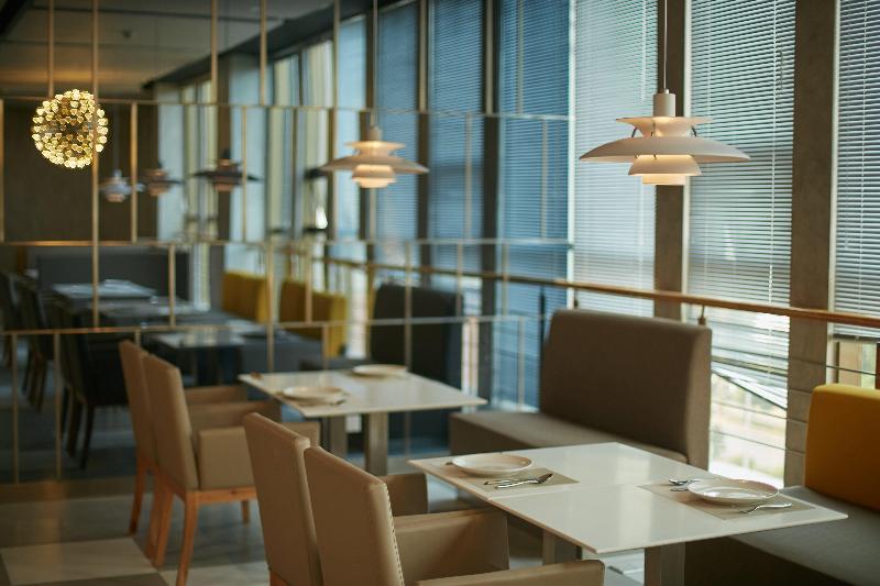 Holiday Inn Express Leshan City Square image