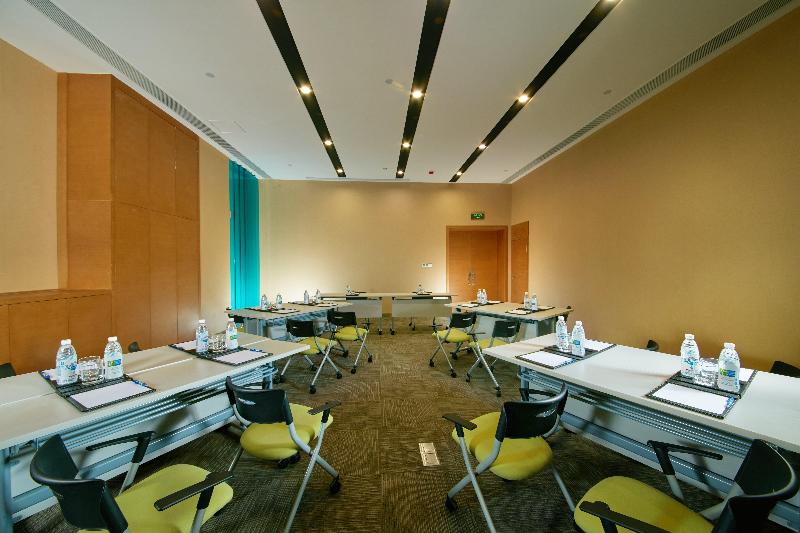 Holiday Inn Express Leshan City Square image