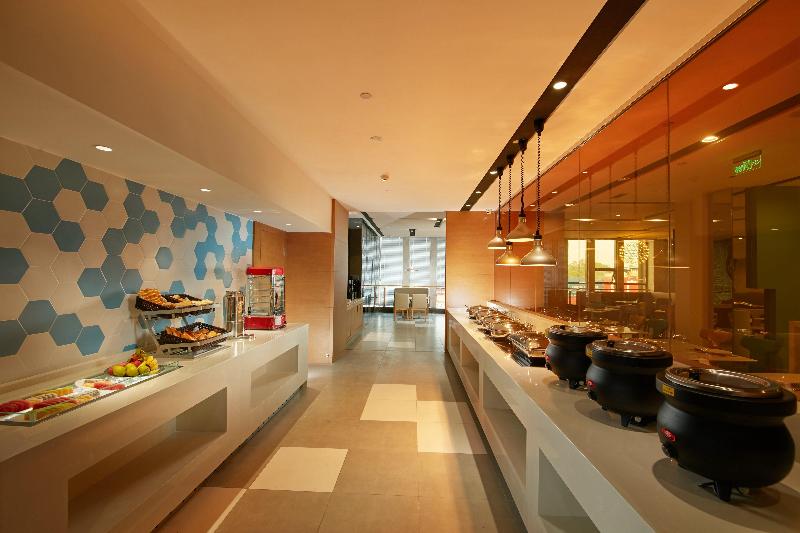 Holiday Inn Express Leshan City Square image