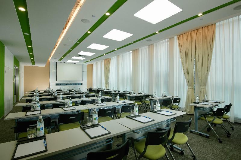 Holiday Inn Express Leshan City Square image