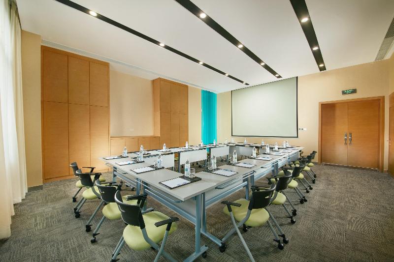 Holiday Inn Express Leshan City Square image