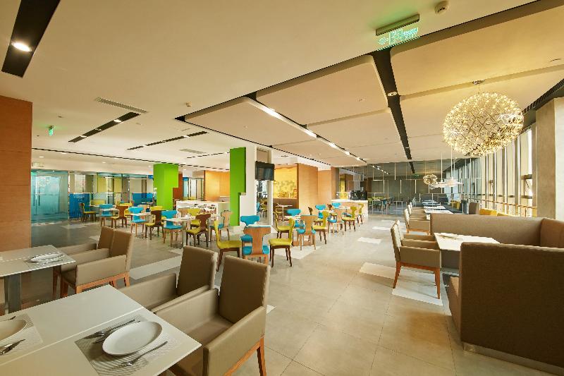 Holiday Inn Express Leshan City Square image