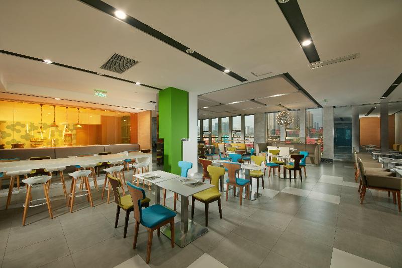 Holiday Inn Express Leshan City Square image