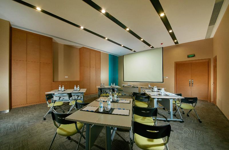 Holiday Inn Express Leshan City Square image