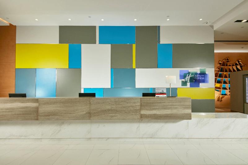 Holiday Inn Express Leshan City Square image