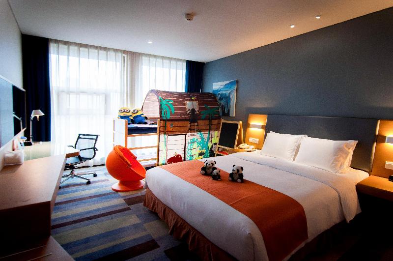 Holiday Inn Express Leshan City Square image