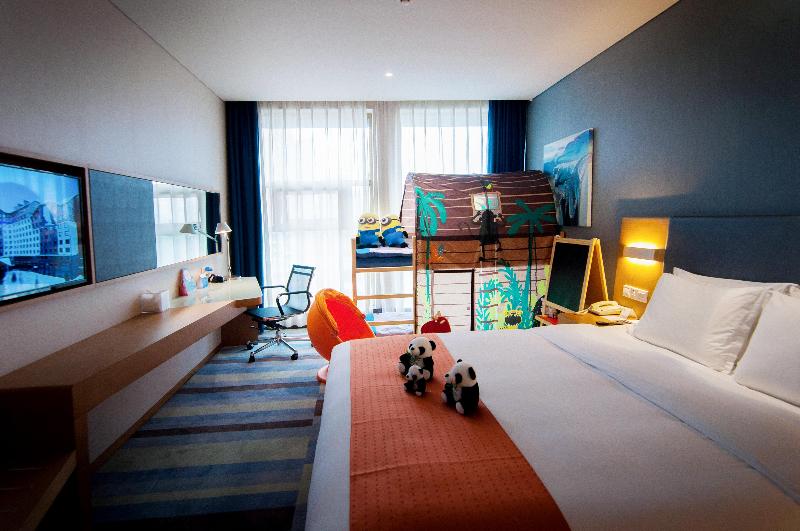 Holiday Inn Express Leshan City Square image