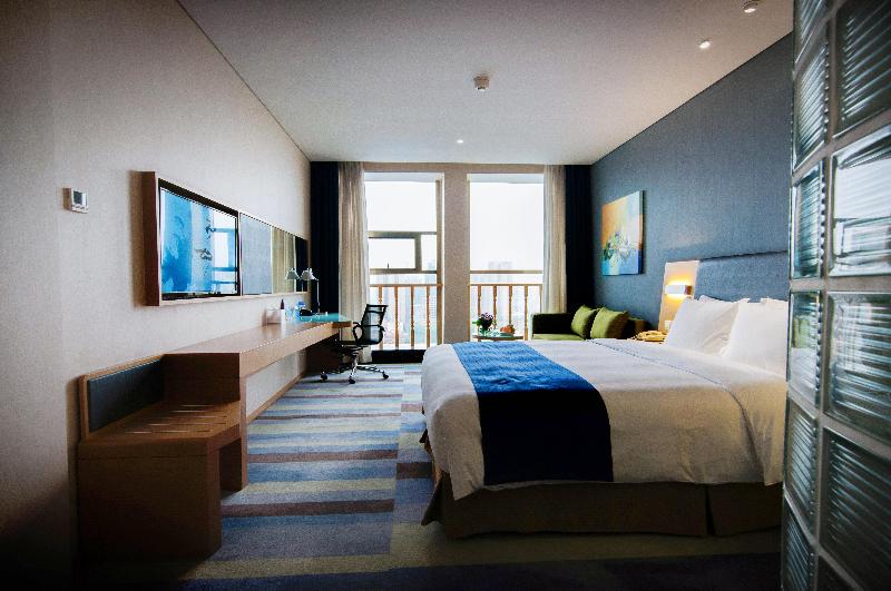 Holiday Inn Express Leshan City Square image