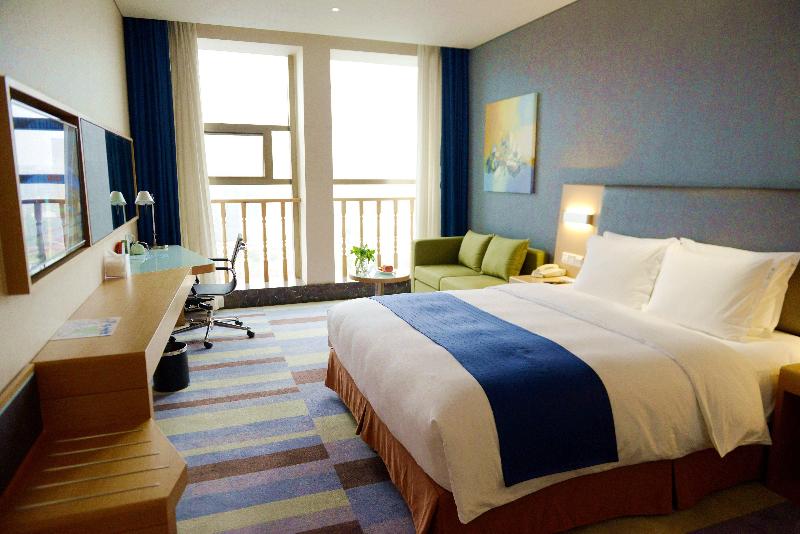 Holiday Inn Express Leshan City Square image