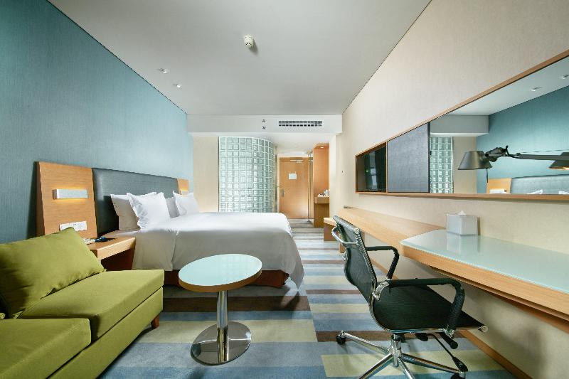 Holiday Inn Express Leshan City Square image