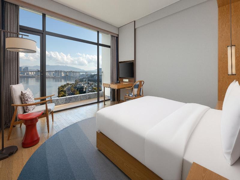 Hotel Indigo Dali Erhai image