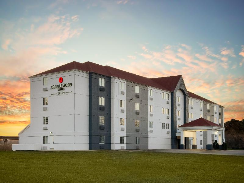 Candlewood Suites Topeka West — exterior view