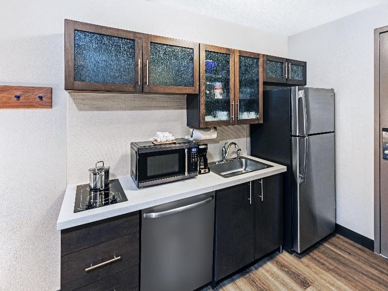 Candlewood Suites Topeka West image