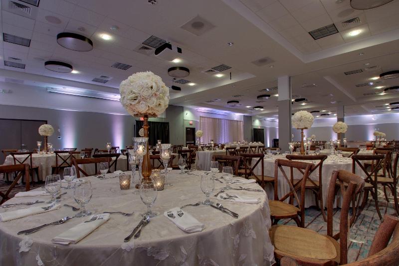 Holiday Inn Hotel and Suites Peoria At Grand Prair image