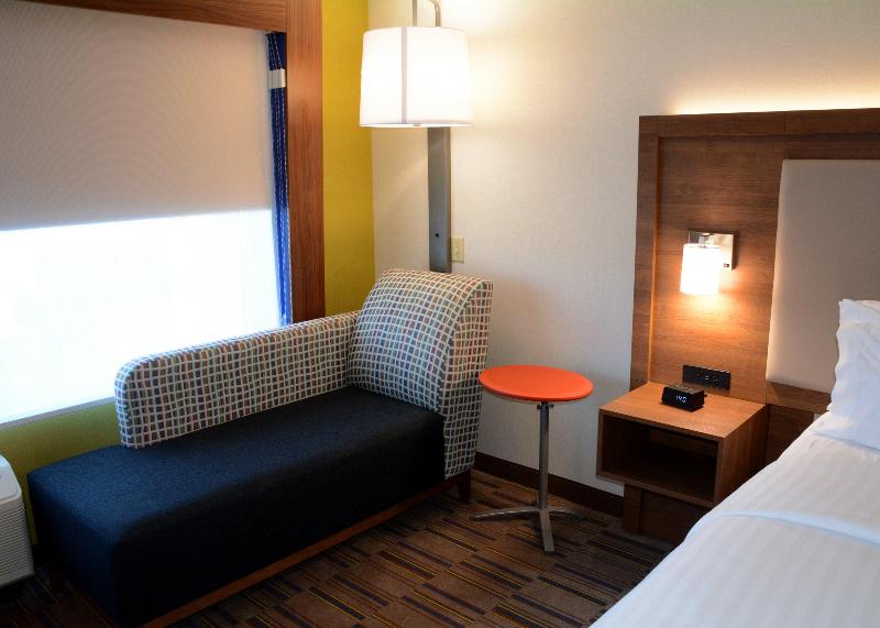 Holiday Inn Express and Suites Pittsburgh - Monroe photo 19