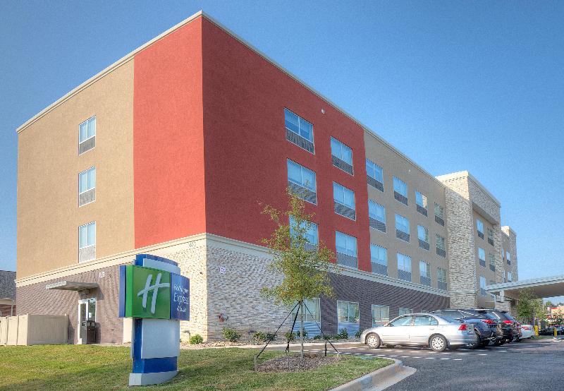 Holiday Inn Express & Suites Fort Mill By IHG image