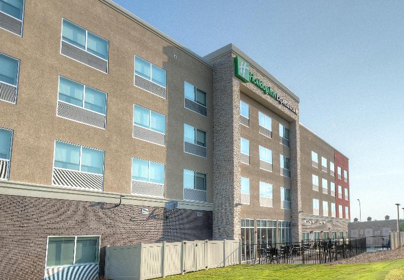 Holiday Inn Express & Suites Fort Mill By IHG image