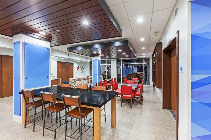 Holiday Inn Express and Suites Coffeyville image