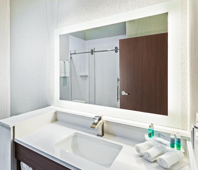 Holiday Inn Express and Suites Coffeyville image