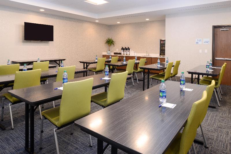 Holiday Inn Express and Suites St. Petersburg - Se