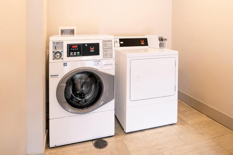 Holiday Inn Express and Suites Tampa North - Wesle