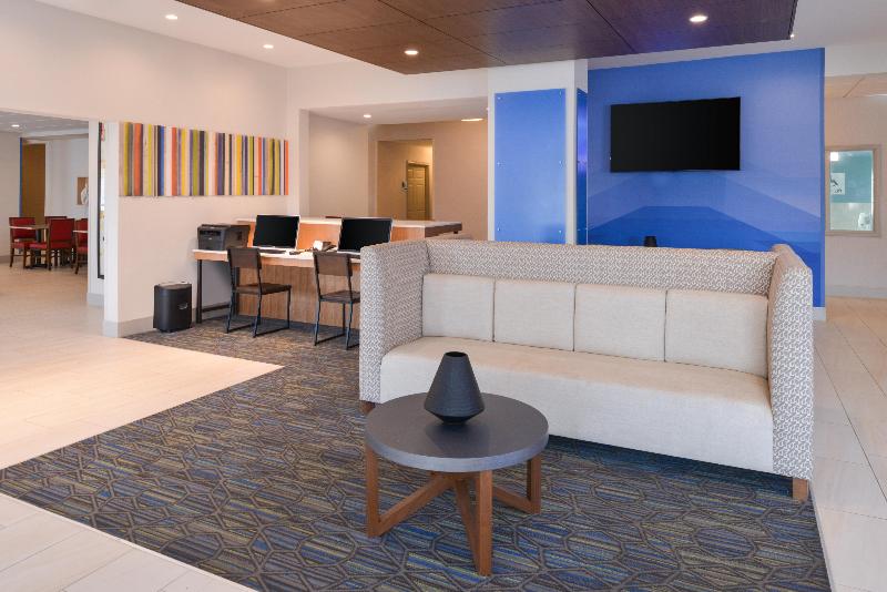 Holiday Inn Express Suites Omaha 120Th And Maple