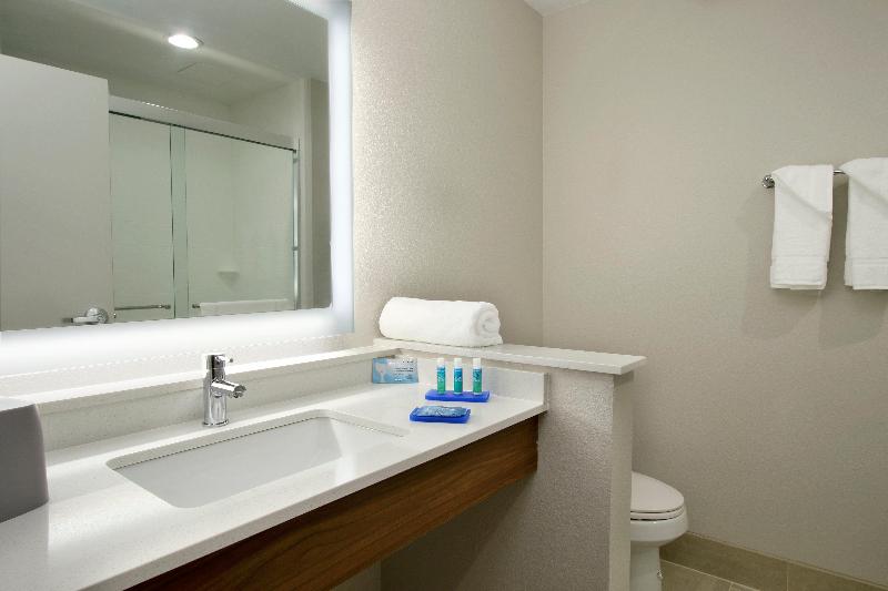Holiday Inn Express and Suites Columbus North image