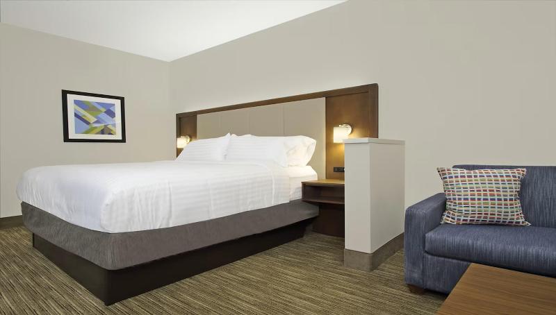 Holiday Inn Express and Suites Columbus North image